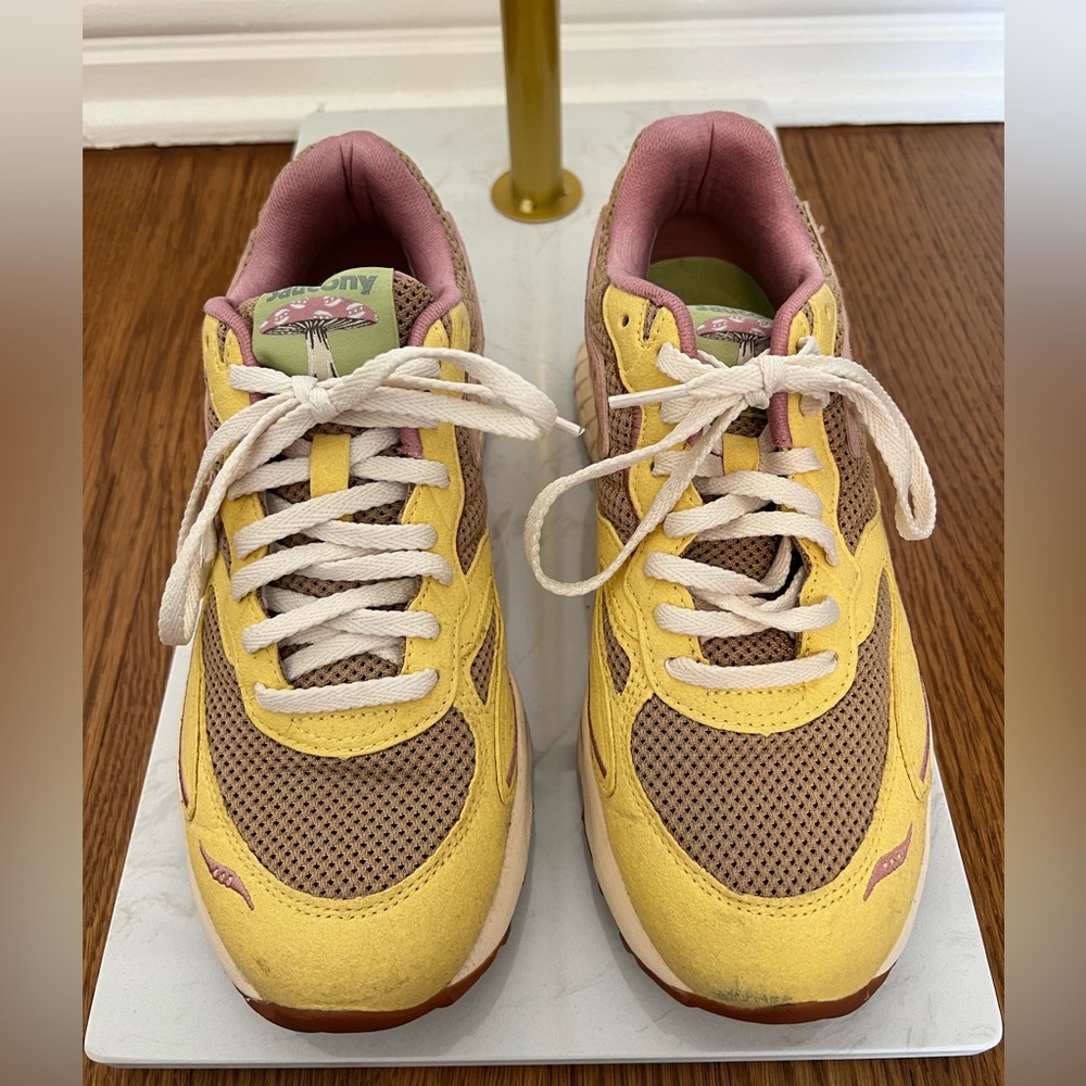 Saucony yellow sneakers size 8.5, like new.